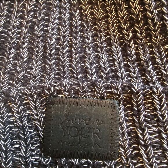 Love your melon hat with removable pom pom in black and  white. Leather tag - Picture 3 of 3